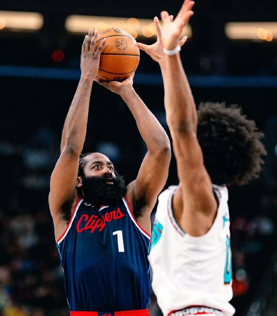 哈登在加拿大队比赛中回归赛场，爆冷引发热议！